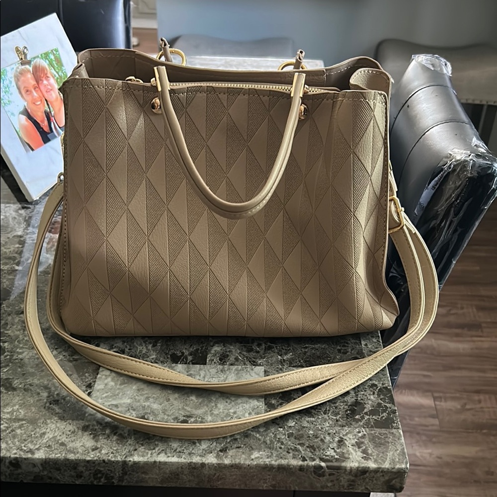 Elegant Vegan Tan Tote Bag - Picture 3 of 11
